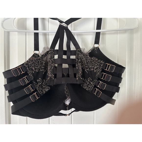 Victoria's Secret Black Lace Bra with Strappy Design - Picture 4 of 5